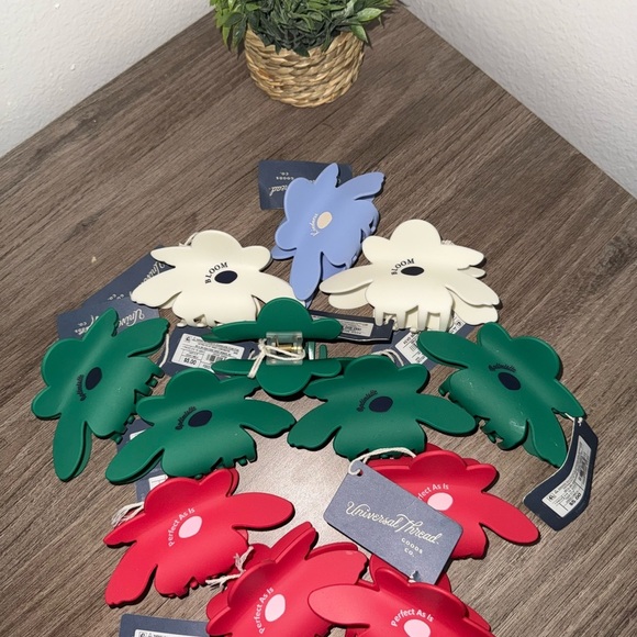 12 clics of Universal Thread Floral Hair Clips - Red, Green, Cream - Picture 3 of 3